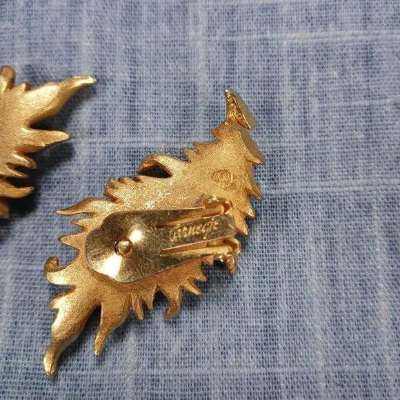 1970s Gold Tone Leaf Brooch and Earring Set by Hattle Carnagie - Picture 5 of 5